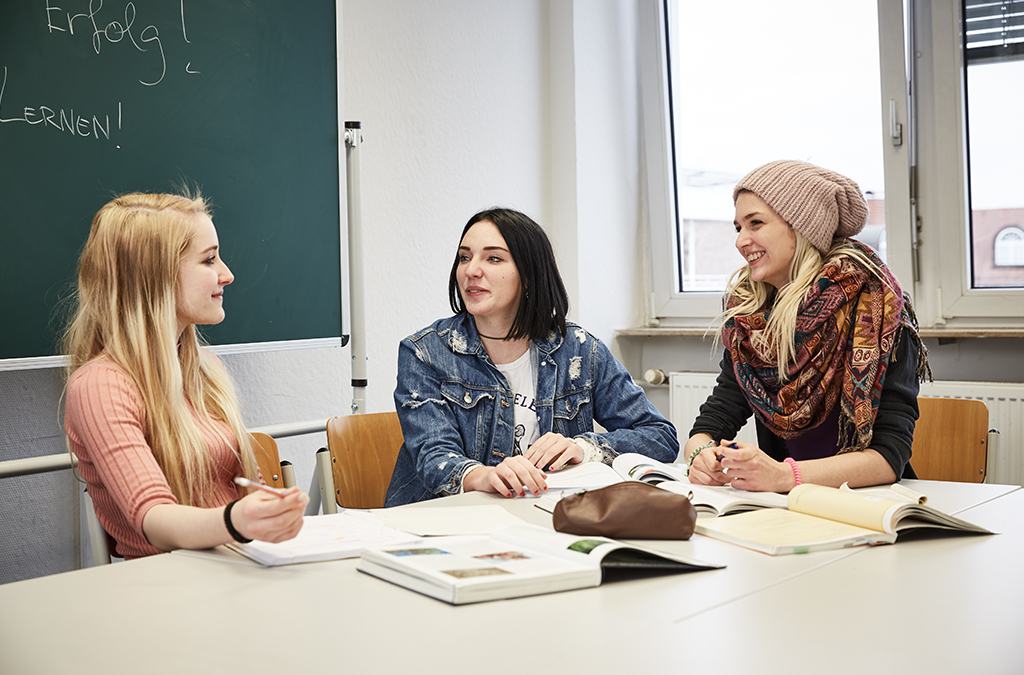 Schülerinnen an der Carlo Schmid Schule Mannheim besprechen ein Projekt